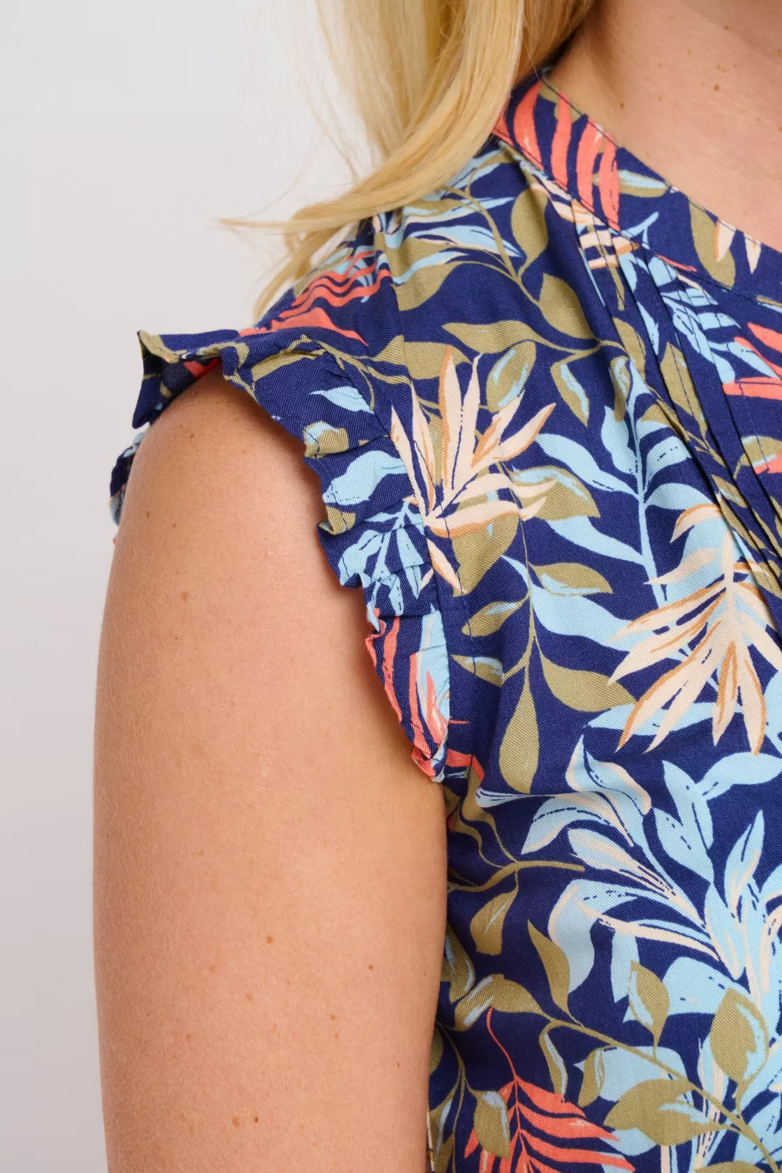 Shirts And Blouses>Brakeburn Trailing Tropics Sleeveless Blouse Blue